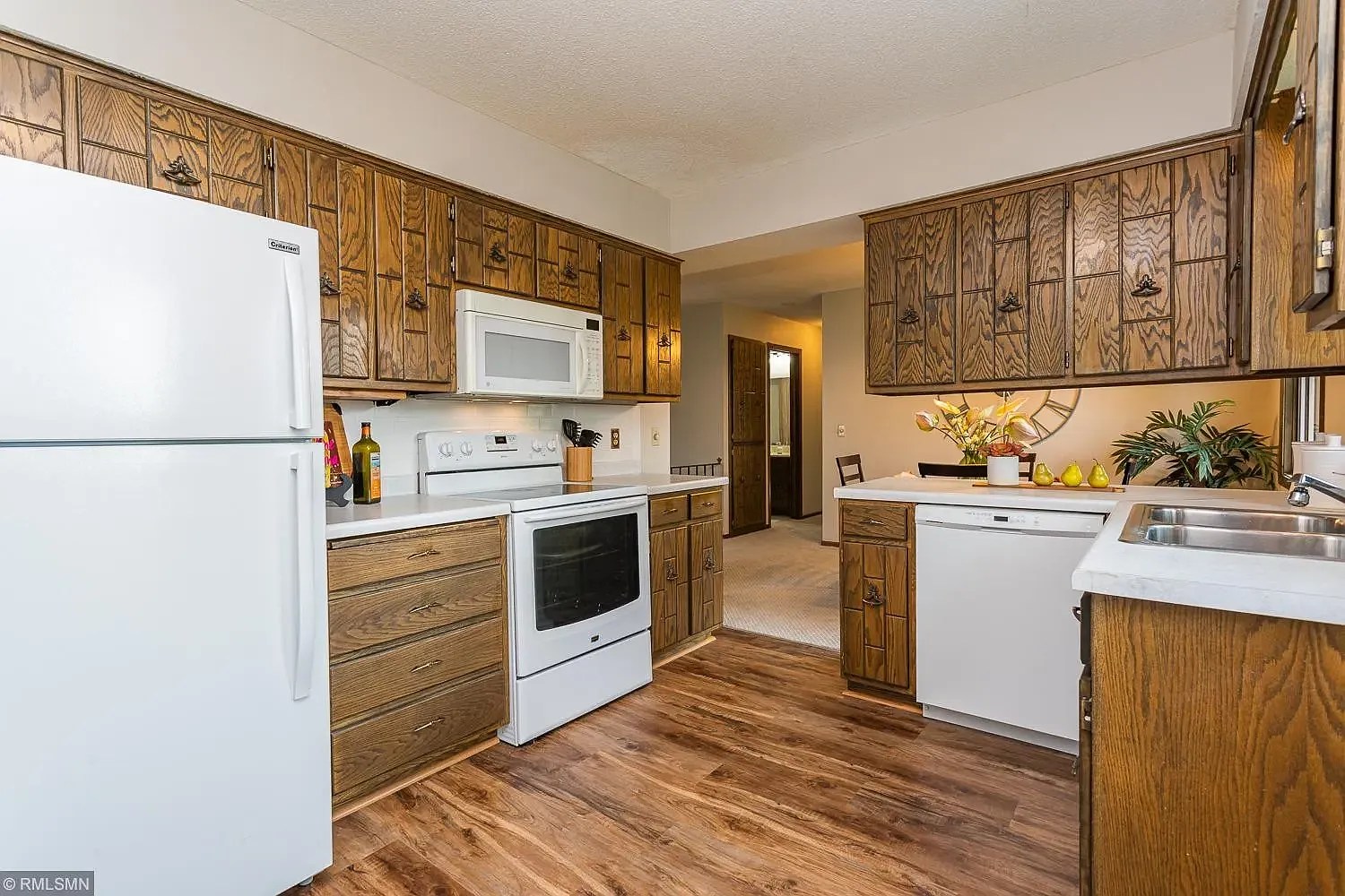 4 bed, 2300 sqft, $2,600 — Photo 2