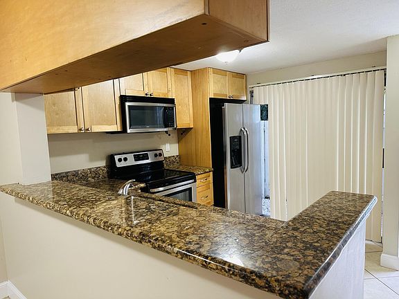 4th image of 2589 NE 15th Street