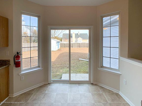 4th image of 26 Crown Cir