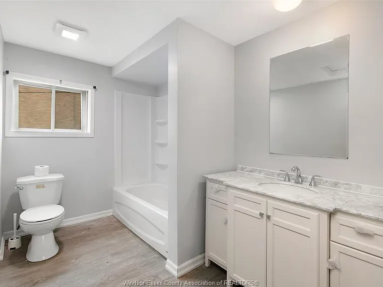 736 University Ave E #1 — Photo 8