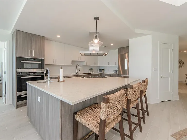 15 Avalon St #702 — Photo 10