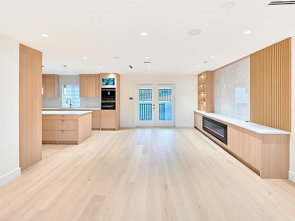 3rd image of 806 Montroyal Blvd