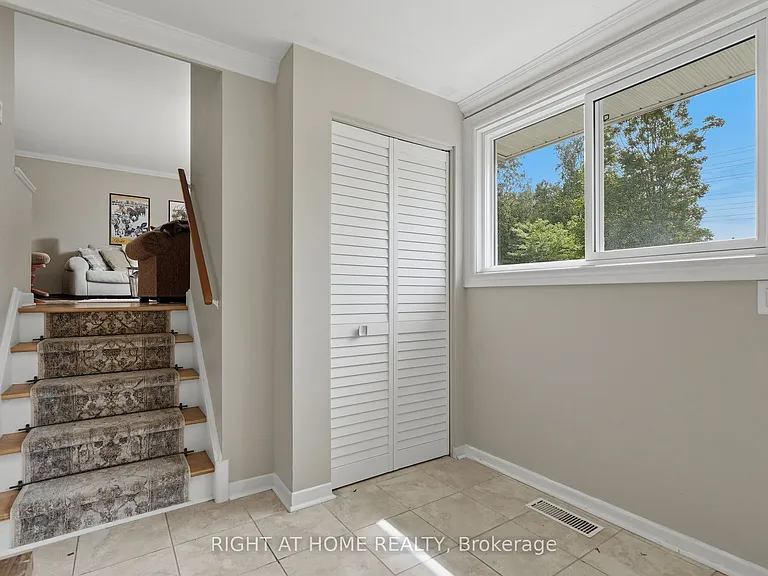 2346 Edwin Cres — Photo 4