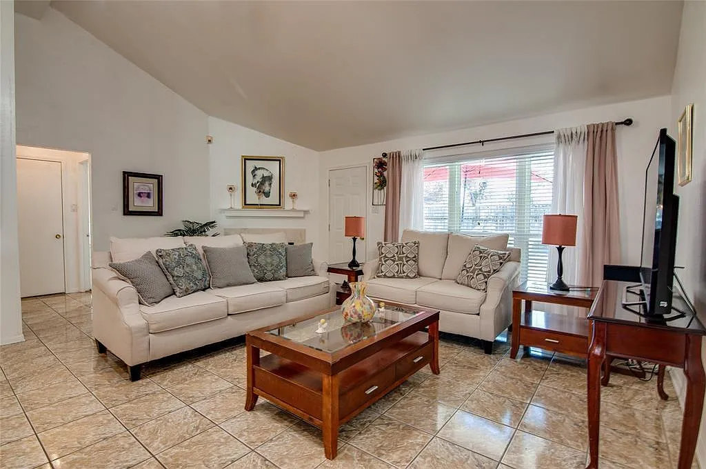 3 bed, 2.0 bath, 1520 sqft, $1,900 — Photo 3