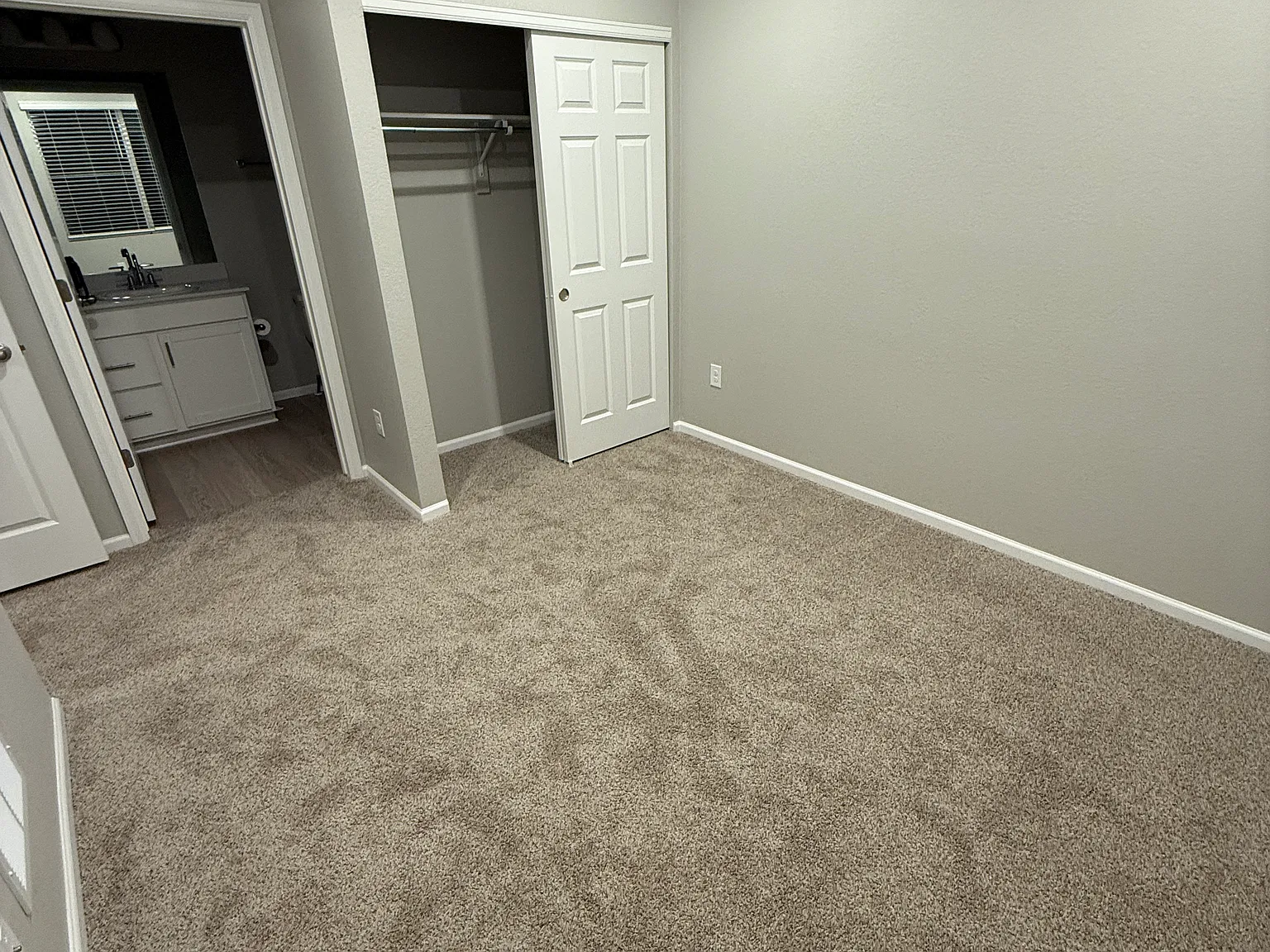 3 bed, 3.5 bath, 1800 sqft, $900 — Photo 1