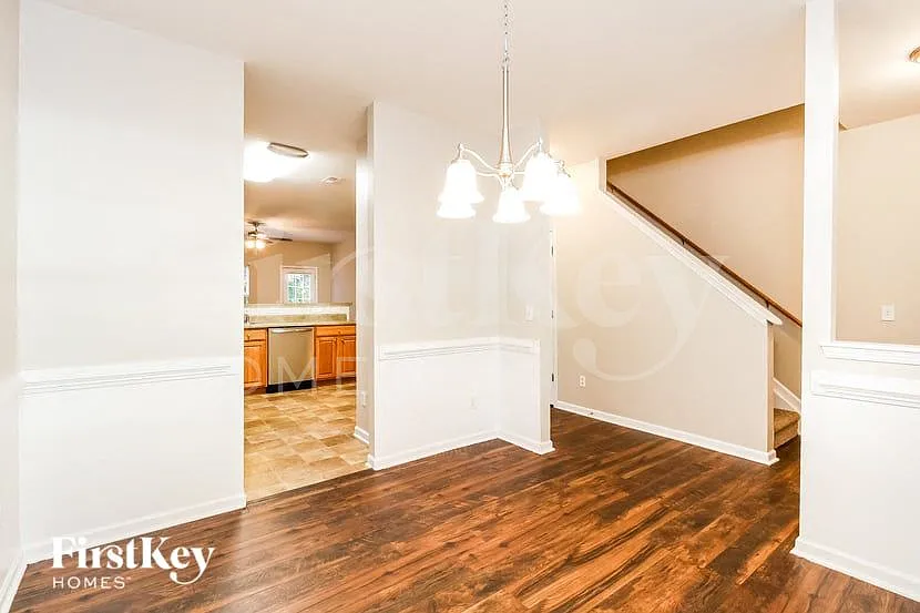 5 bed, 2.5 bath, 2788 sqft, $2,720 — Photo 3