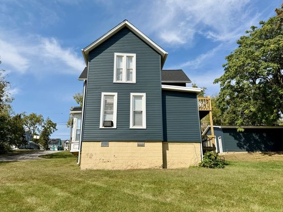 330 W Highland Ave, Elgin, IL 60123