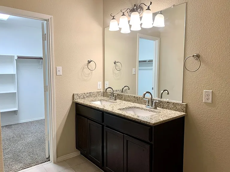 1300 Foxglove Ln — Photo 7