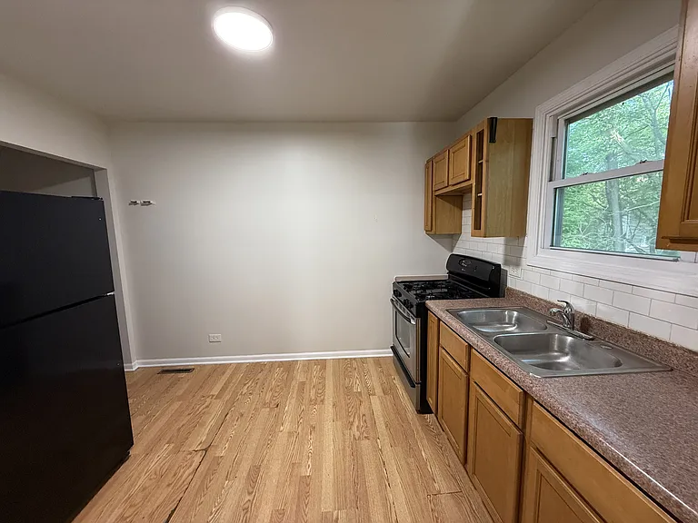 411 Irving Ave — Photo 4