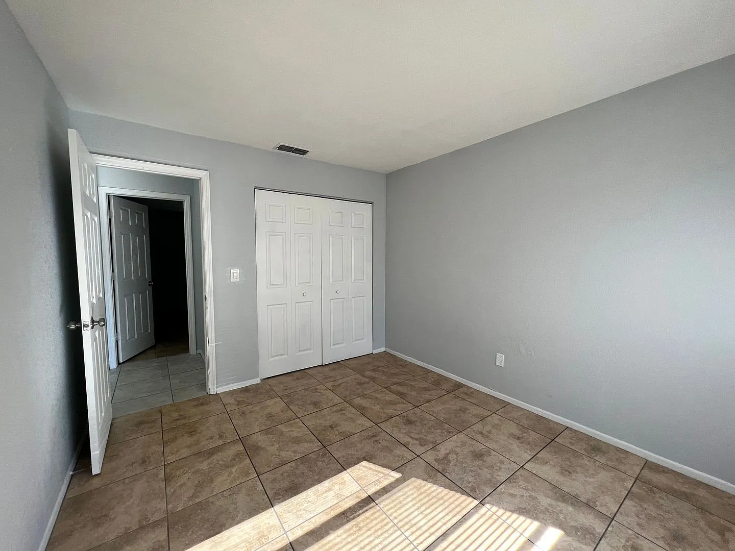 Lakeside Cove Apartments — Photo 4