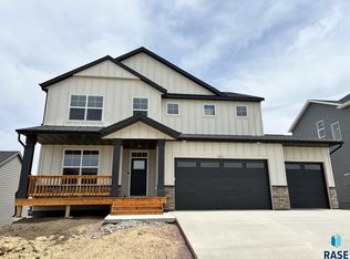 2612 S Copper Creek Ave, Sioux Falls, SD 57110