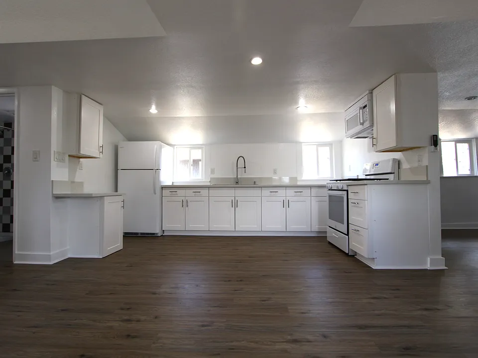 335 1/2 N Avenue 53
