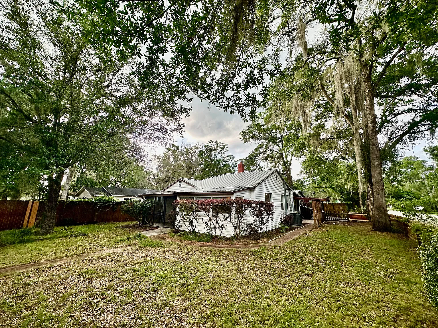 3 bed, 1216 sqft, $1,900 — Photo 1