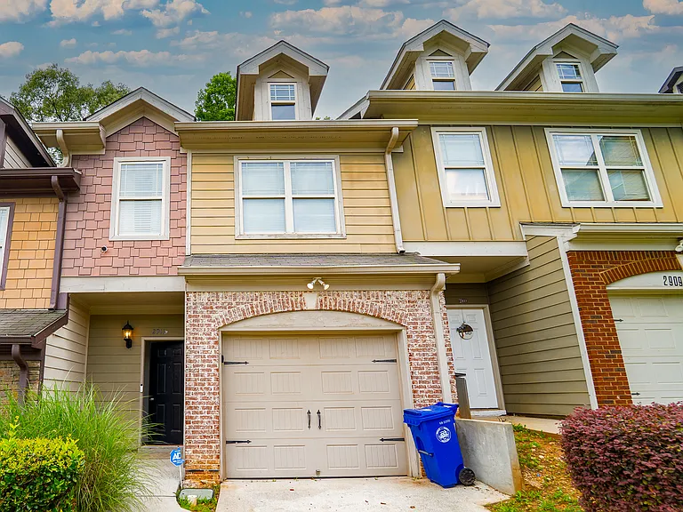 2911 Hillside Pl — Photo 1
