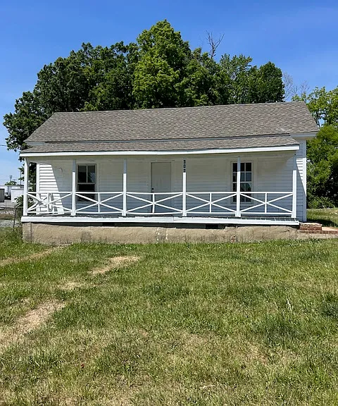 302 Ridgeway Pl — Photo 1
