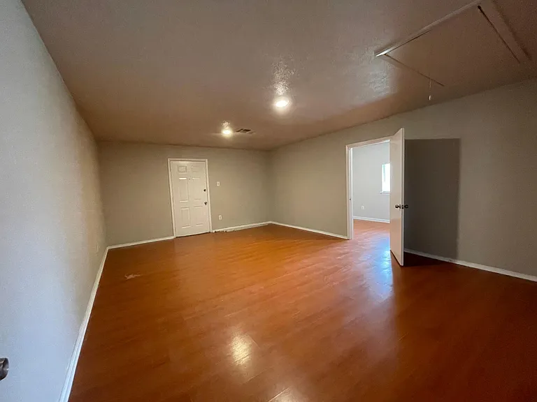 1913 Glenwick Ln — Photo 2