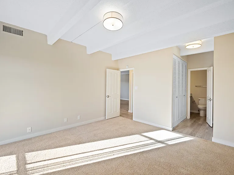 Heritage House Apartments — Photo 28