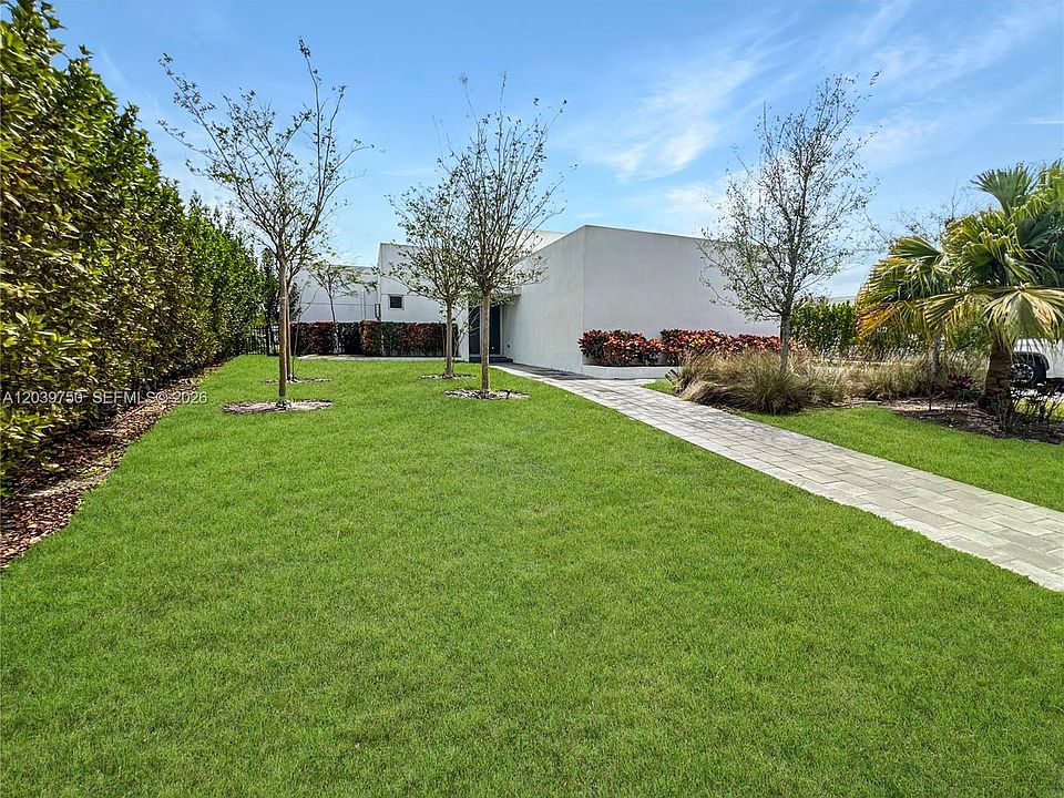 1st image of 16582 Botaniko Dr S #16582