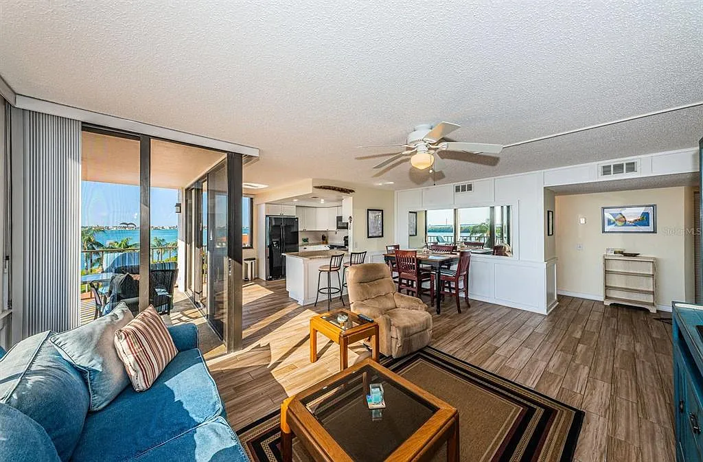 2 bed, 2.0 bath, 1050 sqft, $7,000 — Photo 4