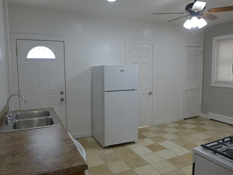 7401 W Addison St — Photo 10