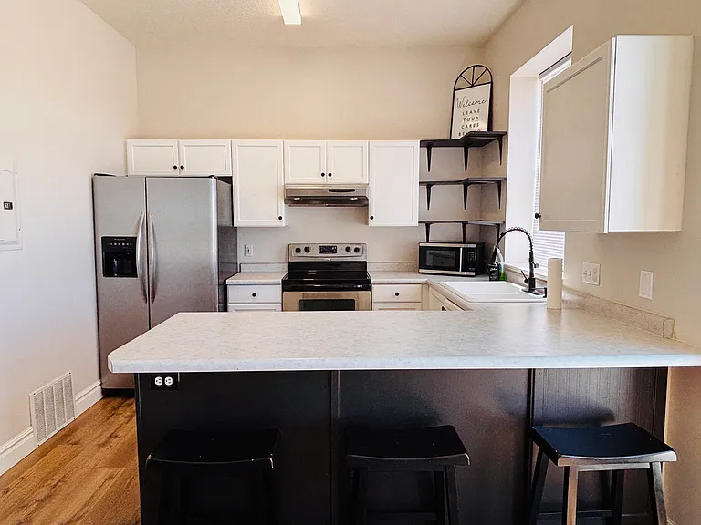302 E Yellow Feather Dr — Photo 3