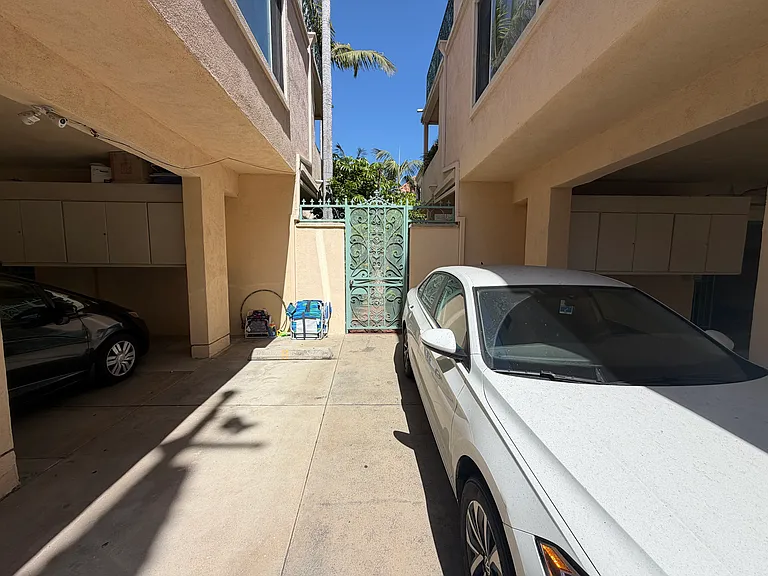 217 S Doheny Dr #5 — Photo 36