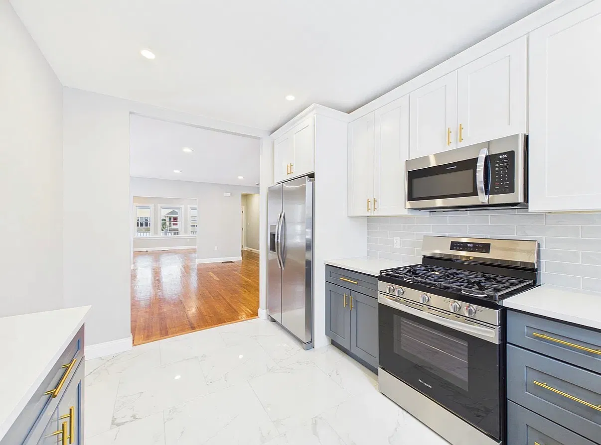 542 King Philip St — Photo 3
