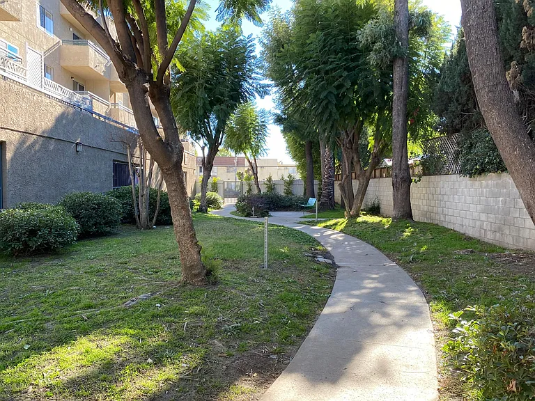 Park W at Valley Glen — Photo 16