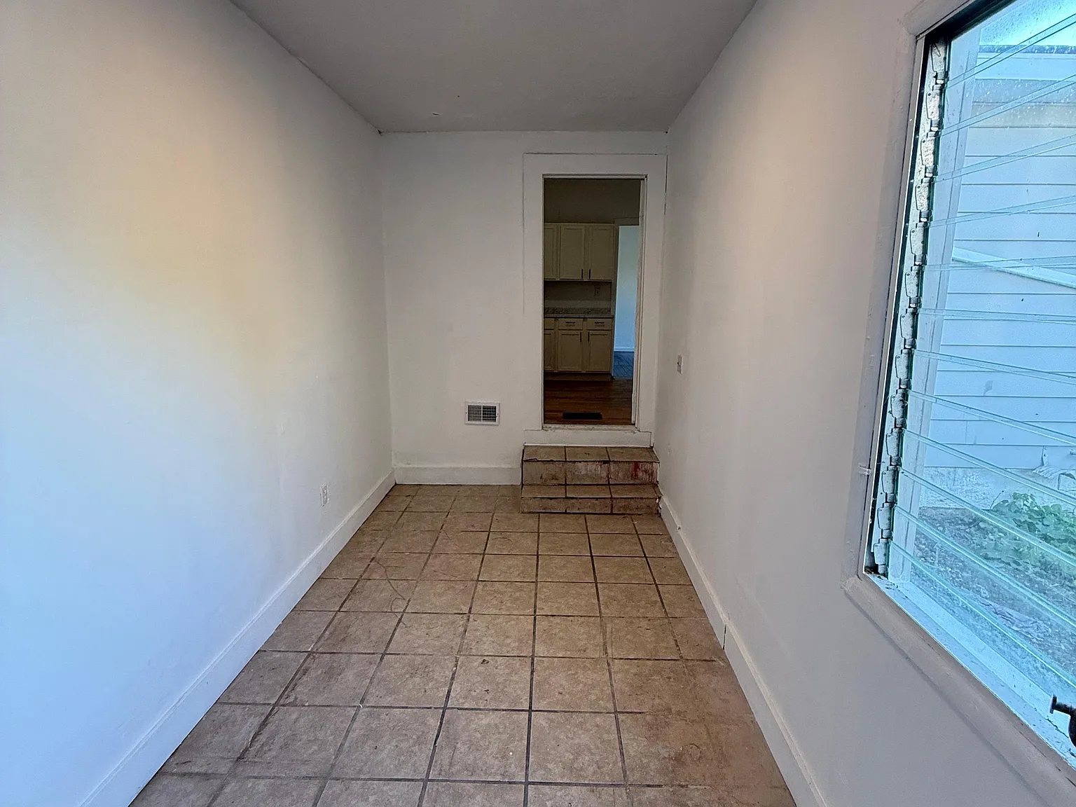 3 bed, 988 sqft, $1,250 — Photo 4