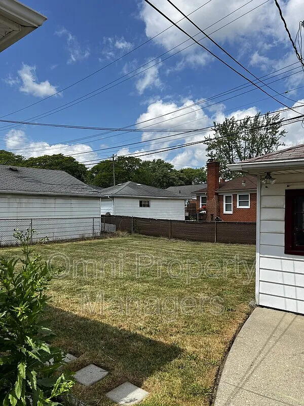 3 bed, 1.5 bath, 2104 sqft, $1,700 — Photo 3