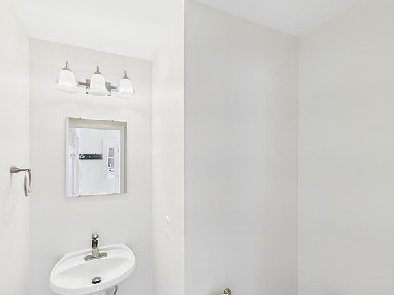 4th image of 720 E Newport Rd