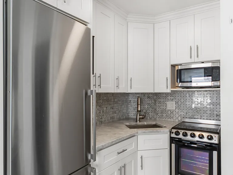 509 Van Buren St #4R — Photo 3