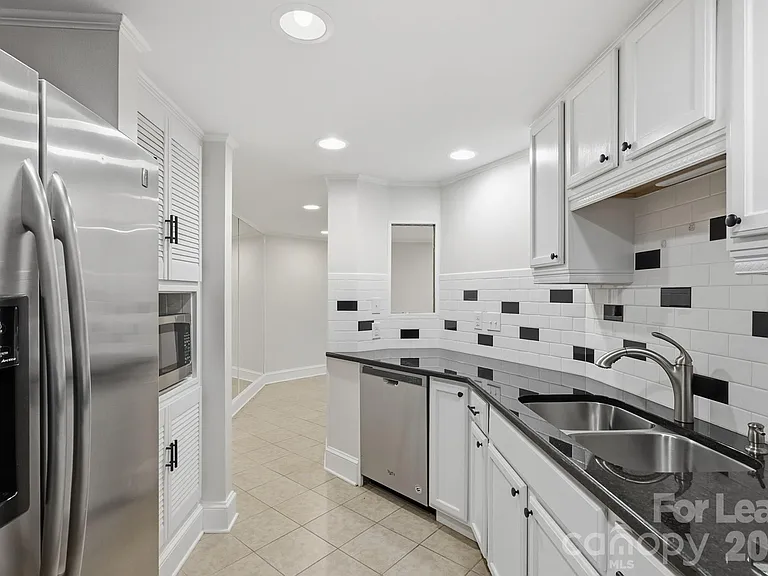 2525 Runnymede Ln — Photo 8