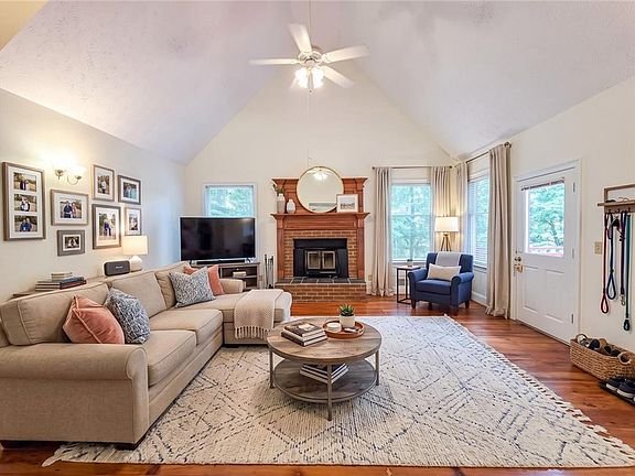 3rd image of 5599 Stone Creek Dr