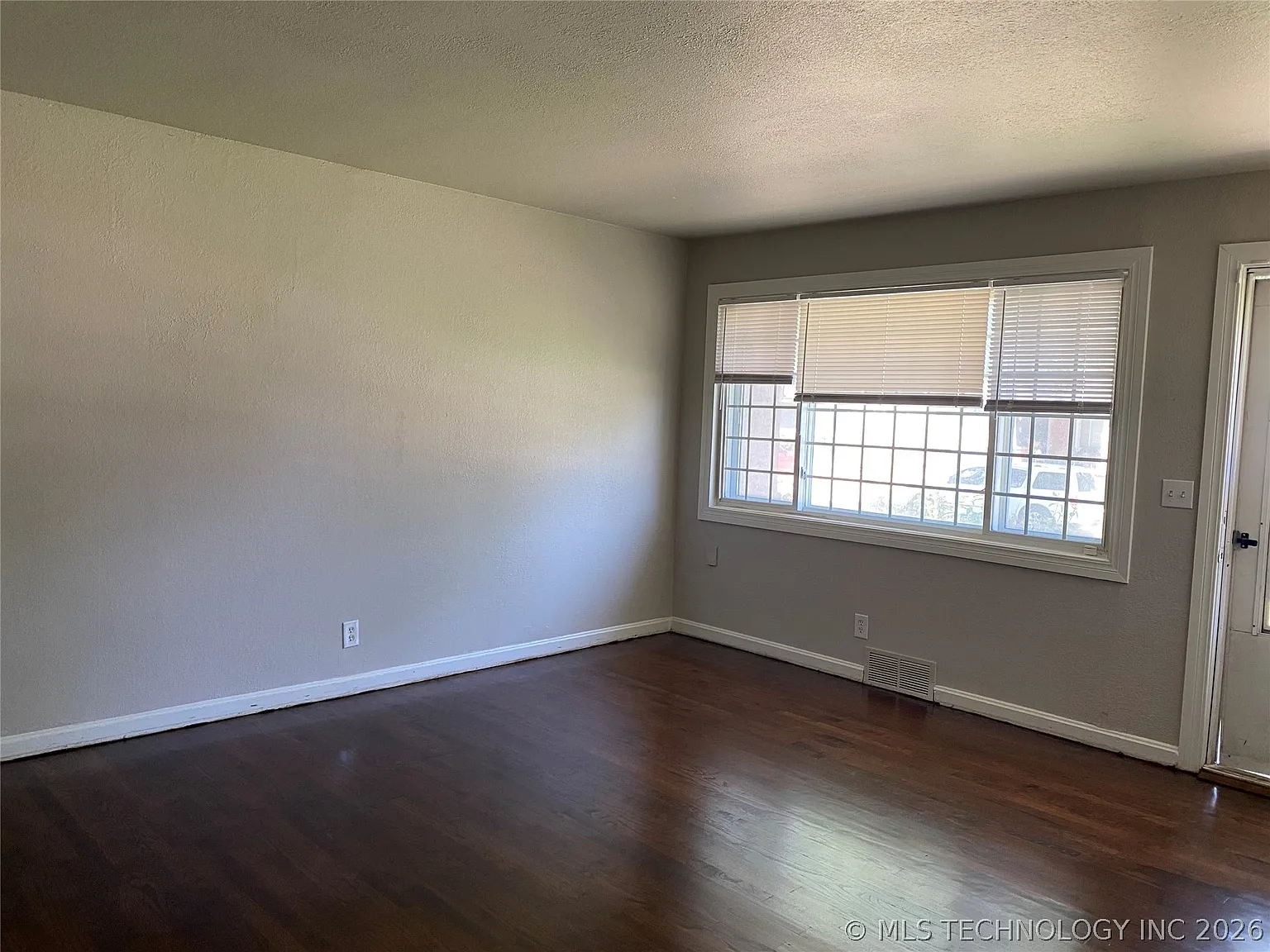 2 bed, 1.0 bath, 1025 sqft, $1,025 — Photo 2