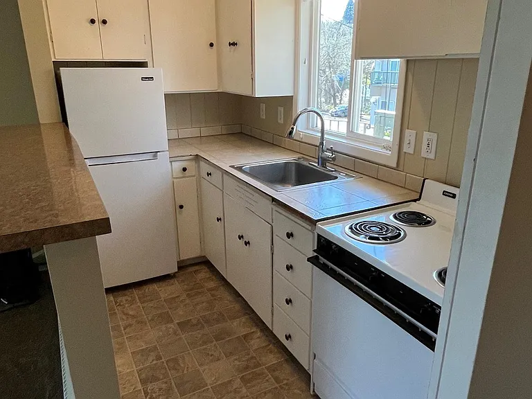 4805 Chestnut St #8 — Photo 4
