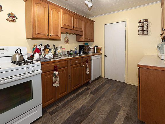5th image of 810 Sherman St