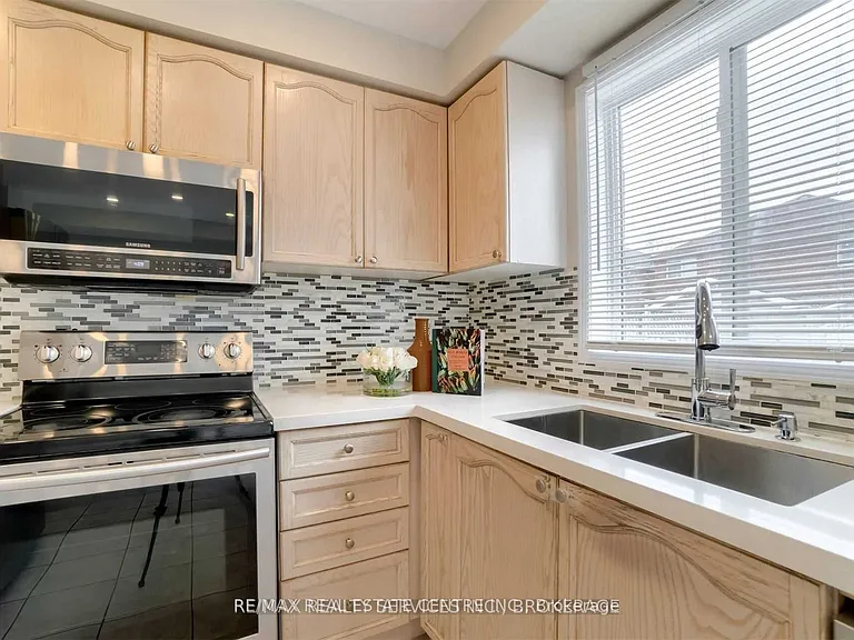92 Lake Louise Dr #UPPER — Photo 9