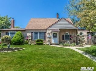 2 Acorn Ln, Levittown, NY