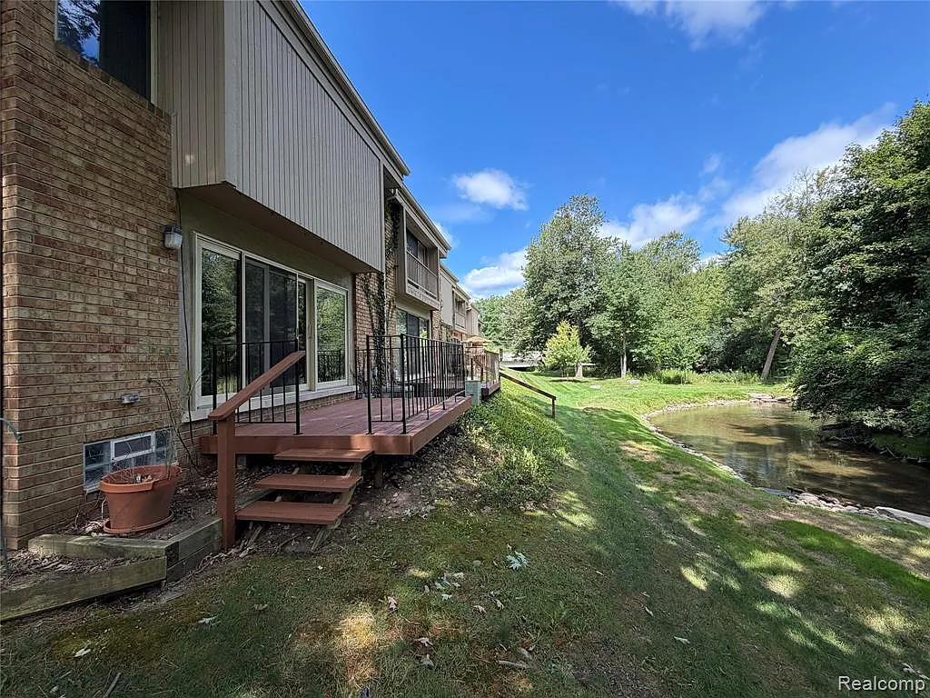 3 bed, 3.0 bath, 2012 sqft, $2,150 — Photo 3