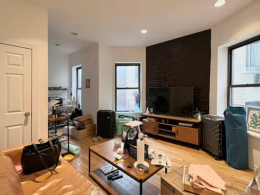 Rented by SERHANT. | media 21