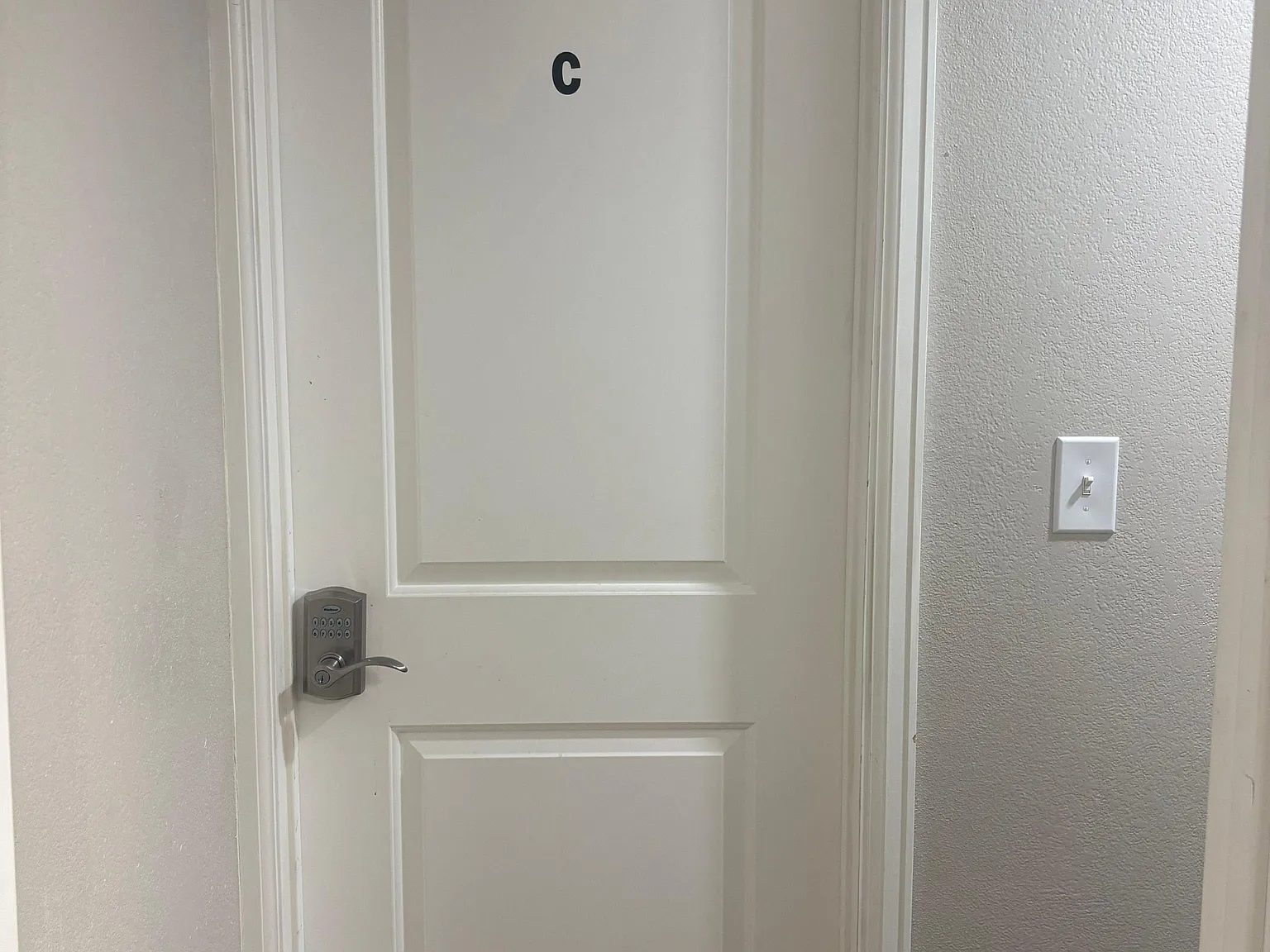 4 bed, 2.0 bath, 2400 sqft, $1,165 — Photo 2