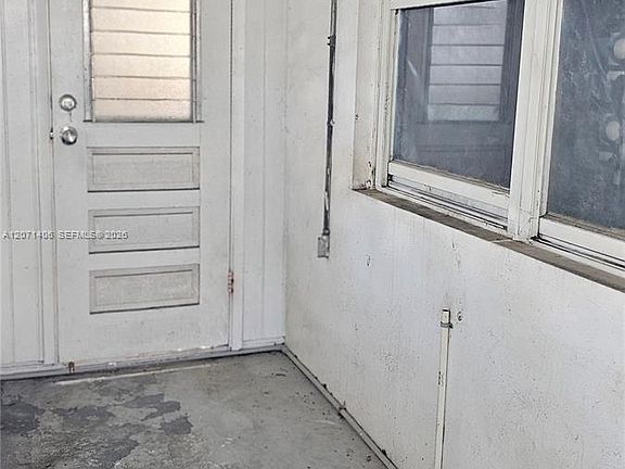 5th image of 214 SW 2nd Pl