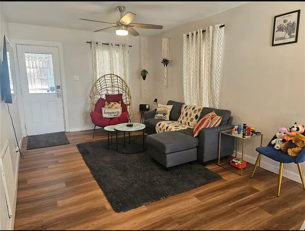 3 bed, 1.0 bath, 884 sqft, $1,999 — Photo 4
