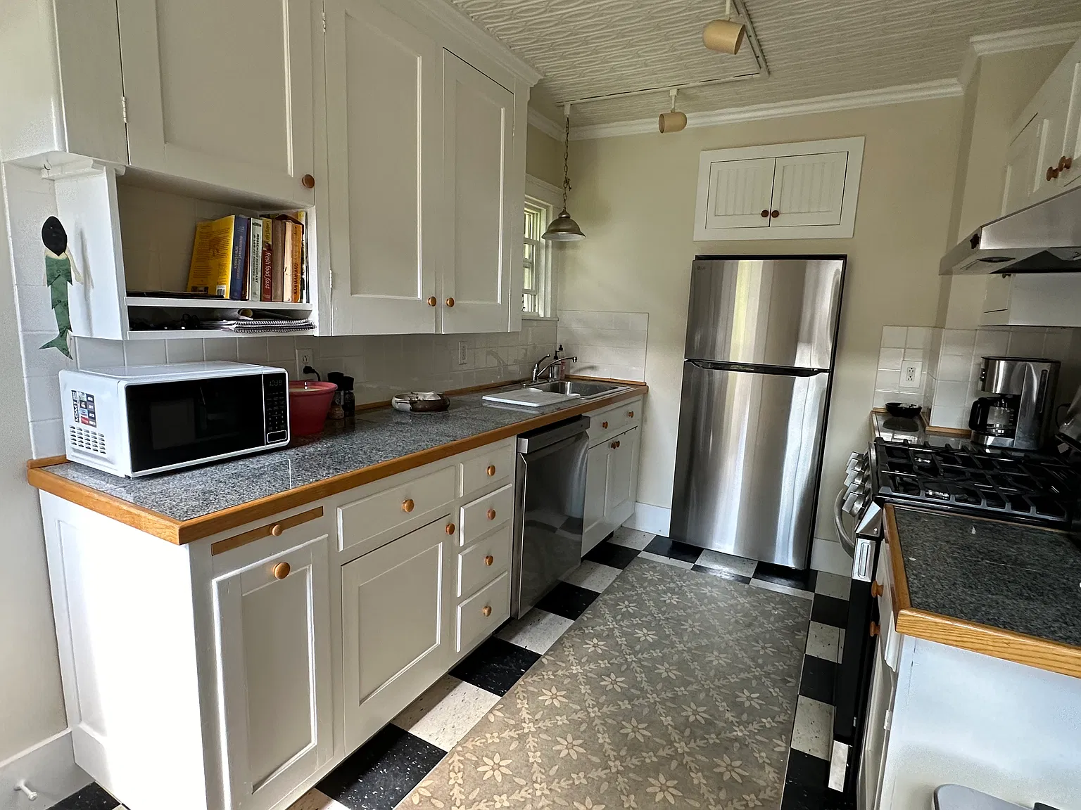 2 bed, 1.5 bath, 1425 sqft, $2,200 — Photo 3