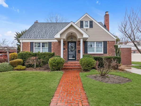 212 Wilton Street, New Hyde Park, NY 11040