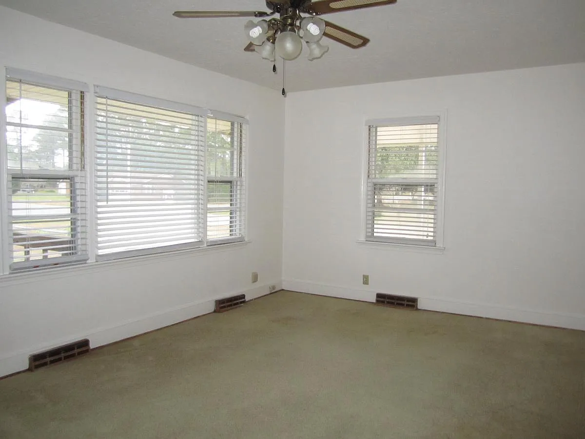 3 bed, 1.5 bath, $1,350 — Photo 2