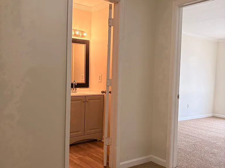 905 Whitworth St — Photo 10