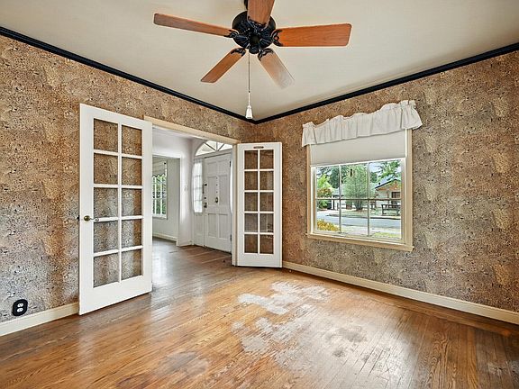 5th image of 1063 Clark Street