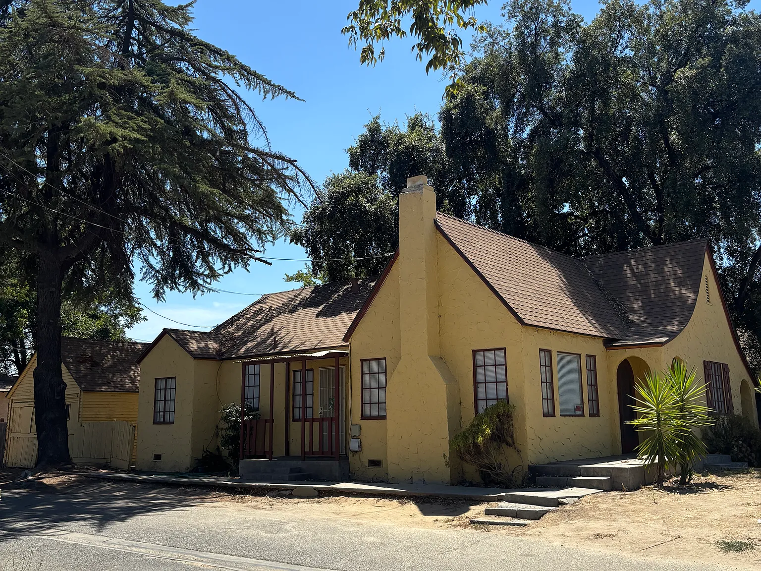 712 W Yosemite Ave — Photo 2